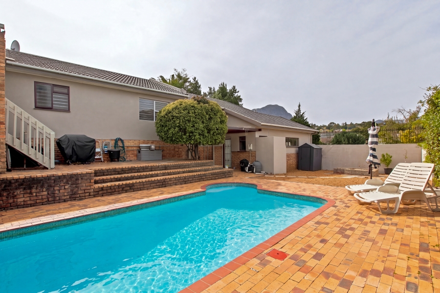 4 Bedroom Property for Sale in Heldervue Western Cape